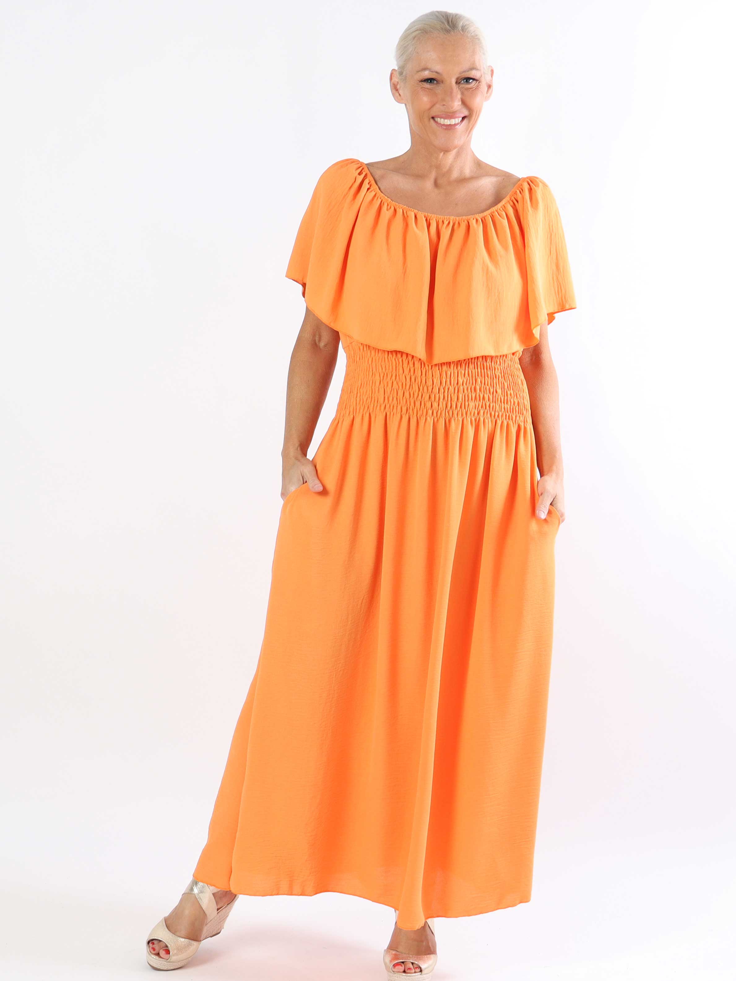 Rachel - Lång plus size-klänning med fickor och volang i nederkanten